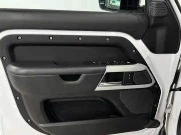 LAND ROVER Defender 110 X-Dynamic HSE PANO 360 6-SITZER