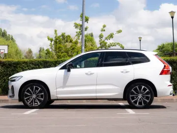 VOLVO XC60 B4 Plus Dark  4WD