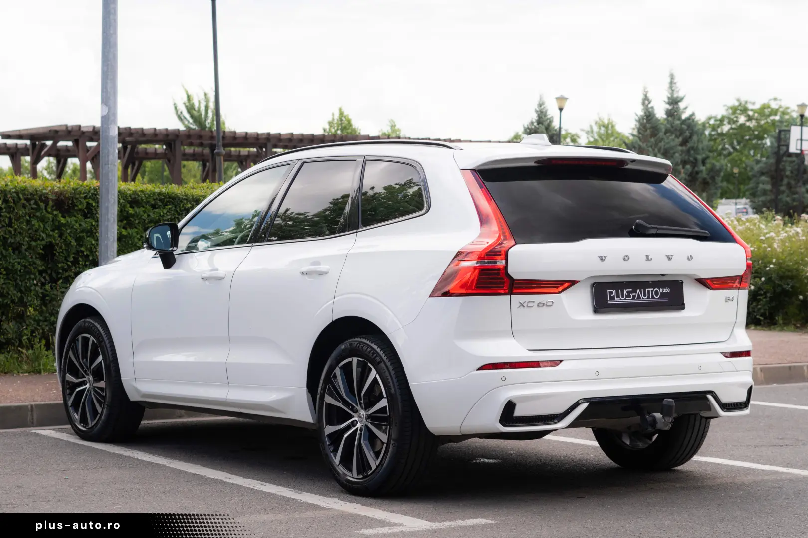 VOLVO XC60 B4 Plus Dark  2WD