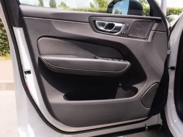VOLVO XC60 B4 Plus Dark  4WD