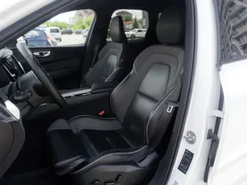 VOLVO XC60 B4 Plus Dark  4WD