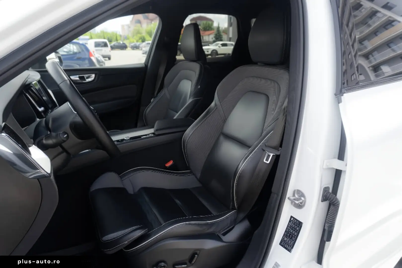 VOLVO XC60 B4 Plus Dark  2WD
