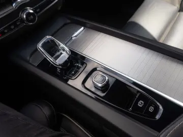VOLVO XC60 B4 Plus Dark  4WD