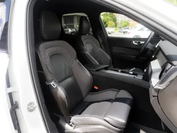 VOLVO XC60 B4 Plus Dark  4WD