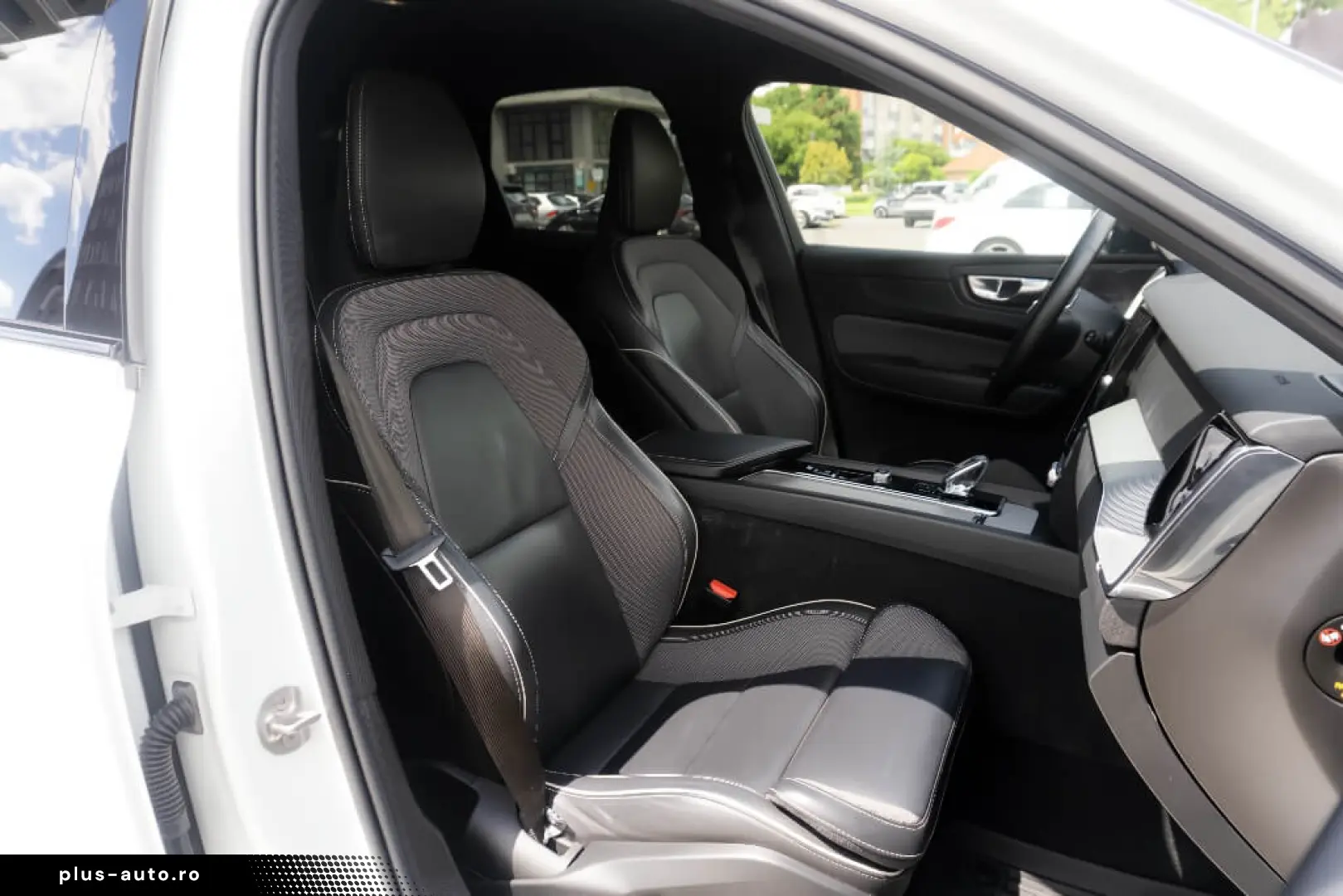 VOLVO XC60 B4 Plus Dark  2WD