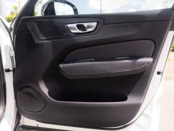 VOLVO XC60 B4 Plus Dark  4WD