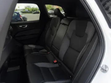 VOLVO XC60 B4 Plus Dark  4WD