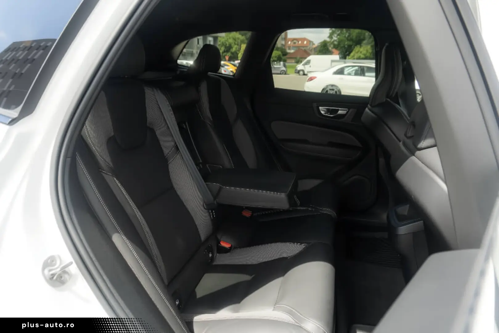 VOLVO XC60 B4 Plus Dark  2WD