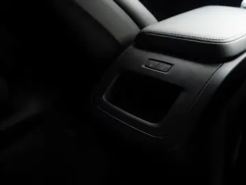 VOLVO XC60 B4 Plus Dark  4WD