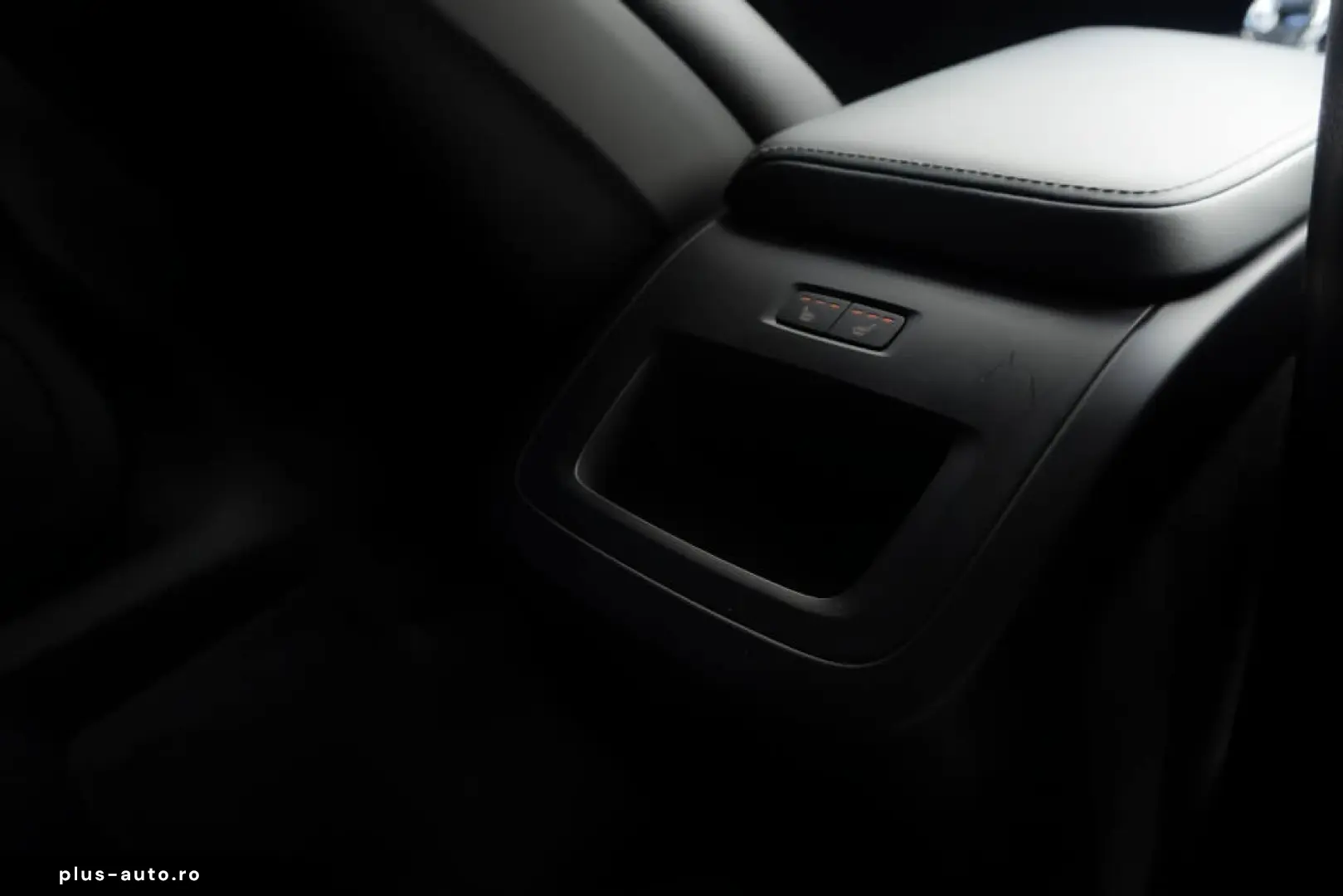 VOLVO XC60 B4 Plus Dark  2WD