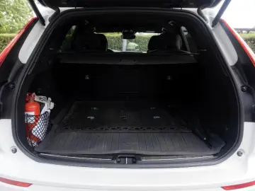 VOLVO XC60 B4 Plus Dark  4WD