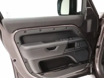 LAND ROVER Defender 110 P635 OCTA AHK Pano DAB