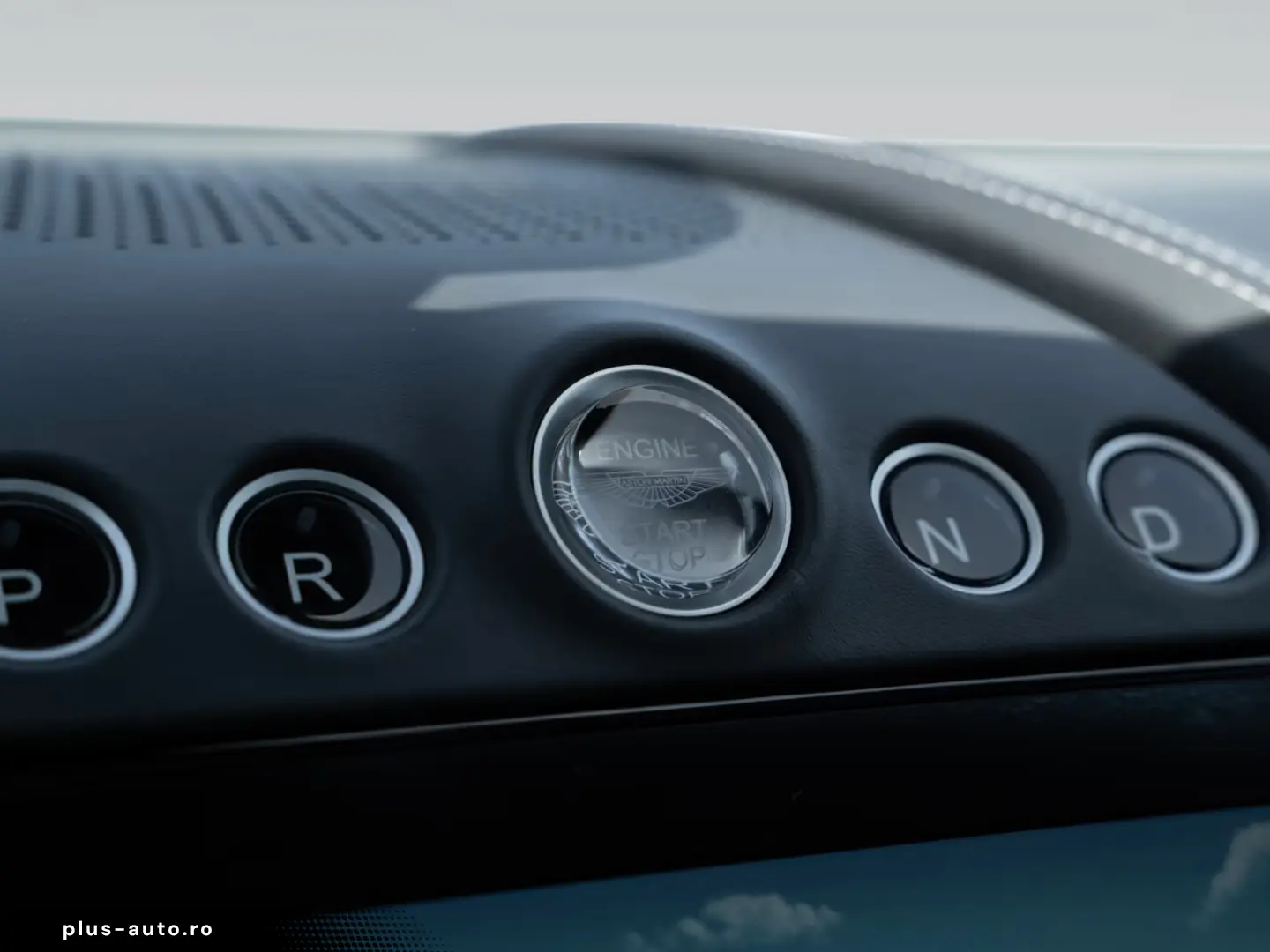 Aston Martin DBX707   Remote Park Heat   Gloss Black Package