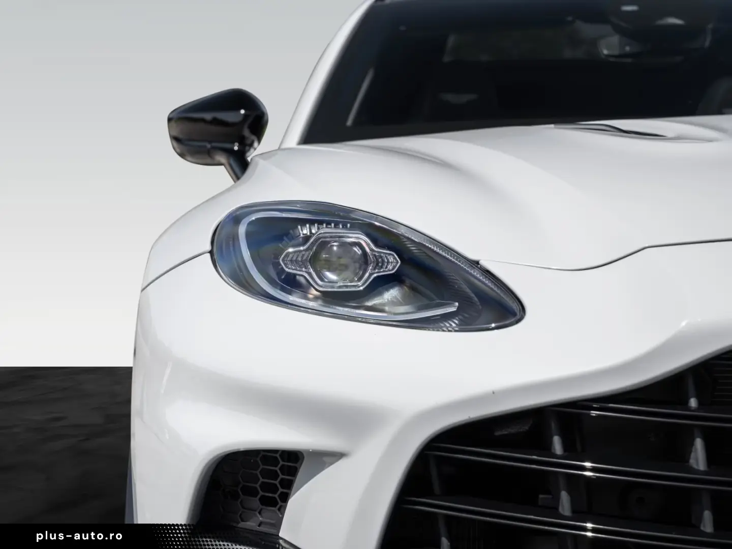 Aston Martin DBX707   Remote Park Heat   Gloss Black Package
