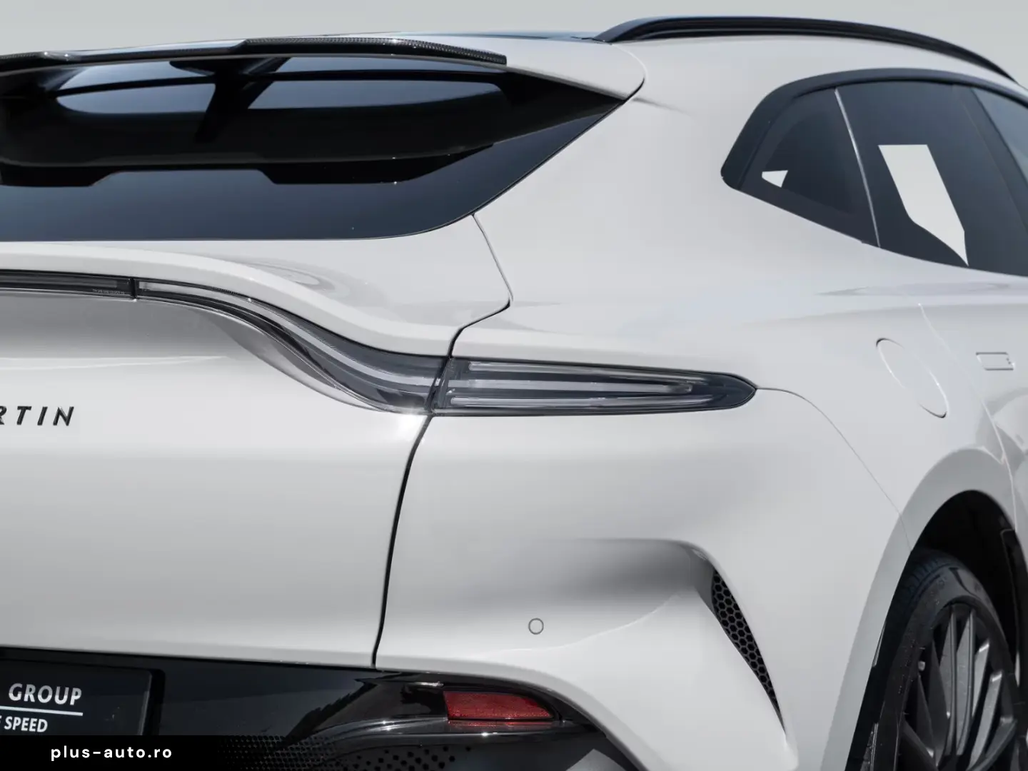 Aston Martin DBX707   Remote Park Heat   Gloss Black Package