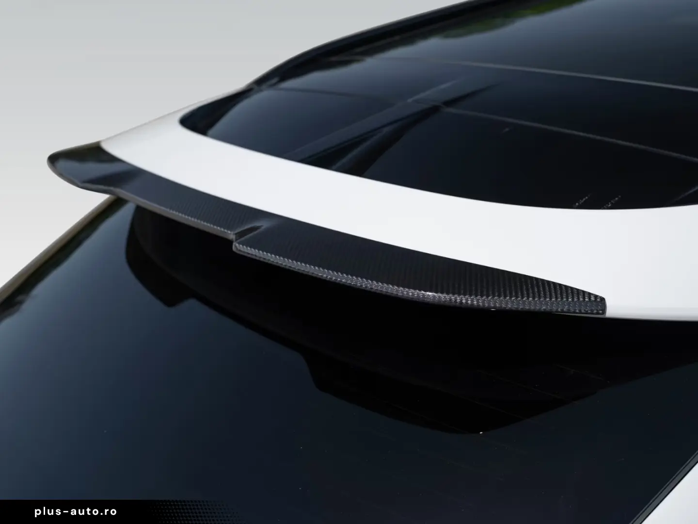 Aston Martin DBX707   Remote Park Heat   Gloss Black Package