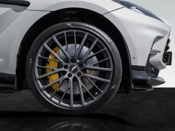 Aston Martin DBX707   Remote Park Heat   Gloss Black Package