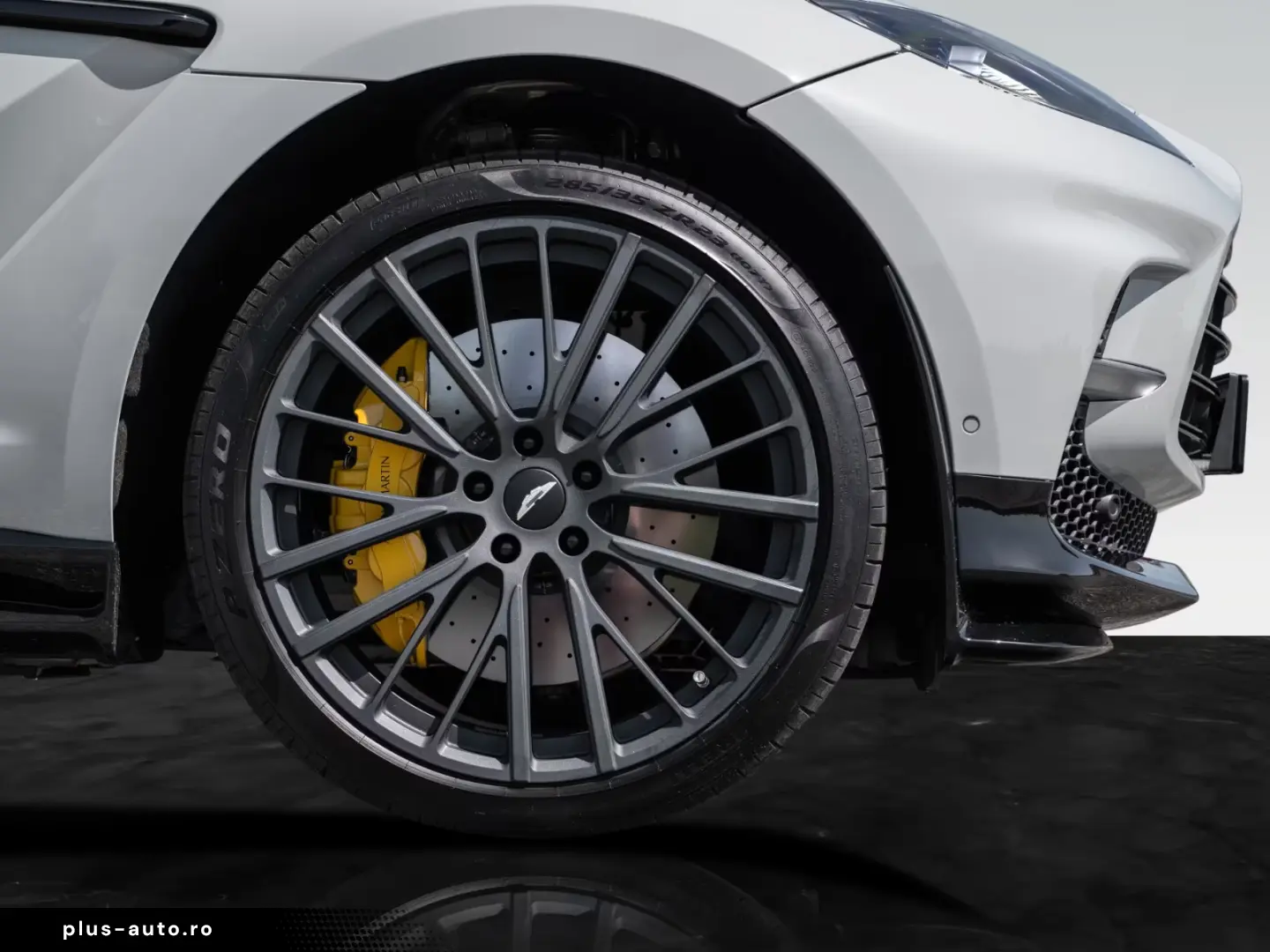Aston Martin DBX707   Remote Park Heat   Gloss Black Package