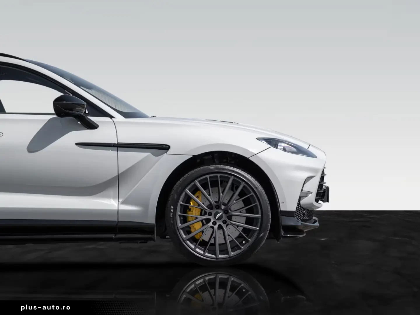 Aston Martin DBX707   Remote Park Heat   Gloss Black Package