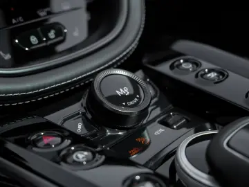 Aston Martin DBX707   Remote Park Heat   Gloss Black Package