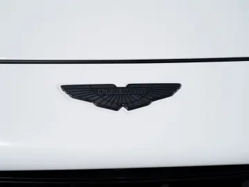 Aston Martin DBX707   Remote Park Heat   Gloss Black Package