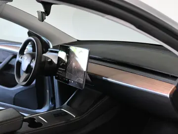 TESLA Model Y Long Range Dual AWD Pano ACC 20