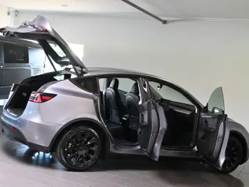TESLA Model Y Long Range Dual AWD Pano ACC 20