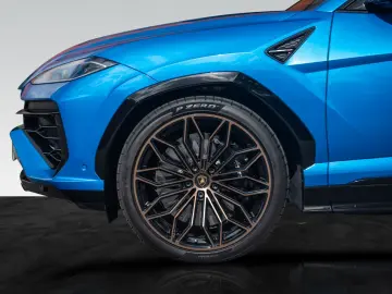 LAMBORGHINI Urus SE   Akrapovic   Carbon Interior