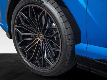 LAMBORGHINI Urus SE   Akrapovic   Carbon Interior