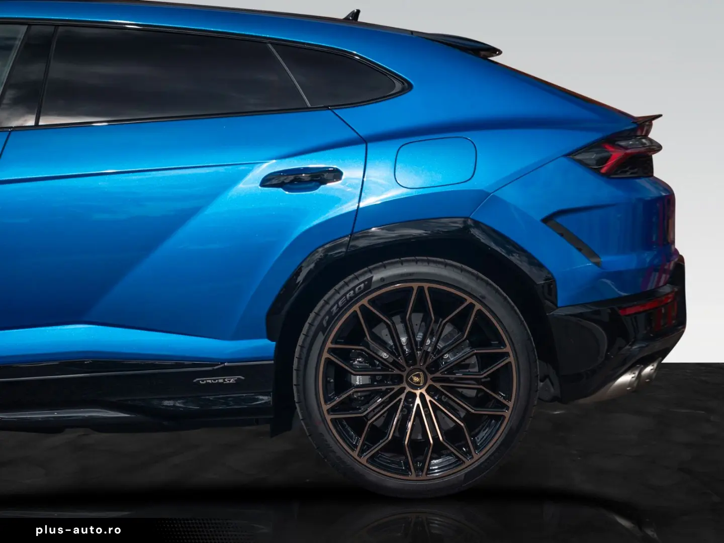LAMBORGHINI Urus SE   Akrapovic   Carbon Interior
