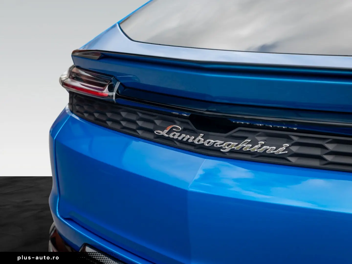 LAMBORGHINI Urus SE   Akrapovic   Carbon Interior