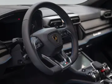 LAMBORGHINI Urus SE   Akrapovic   Carbon Interior