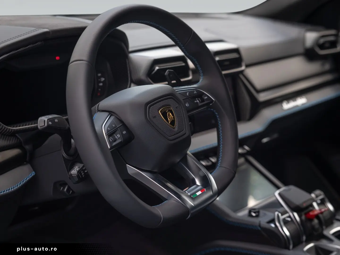 LAMBORGHINI Urus SE   Akrapovic   Carbon Interior