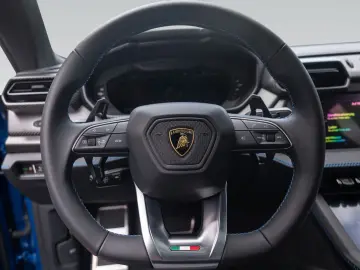 LAMBORGHINI Urus SE   Akrapovic   Carbon Interior
