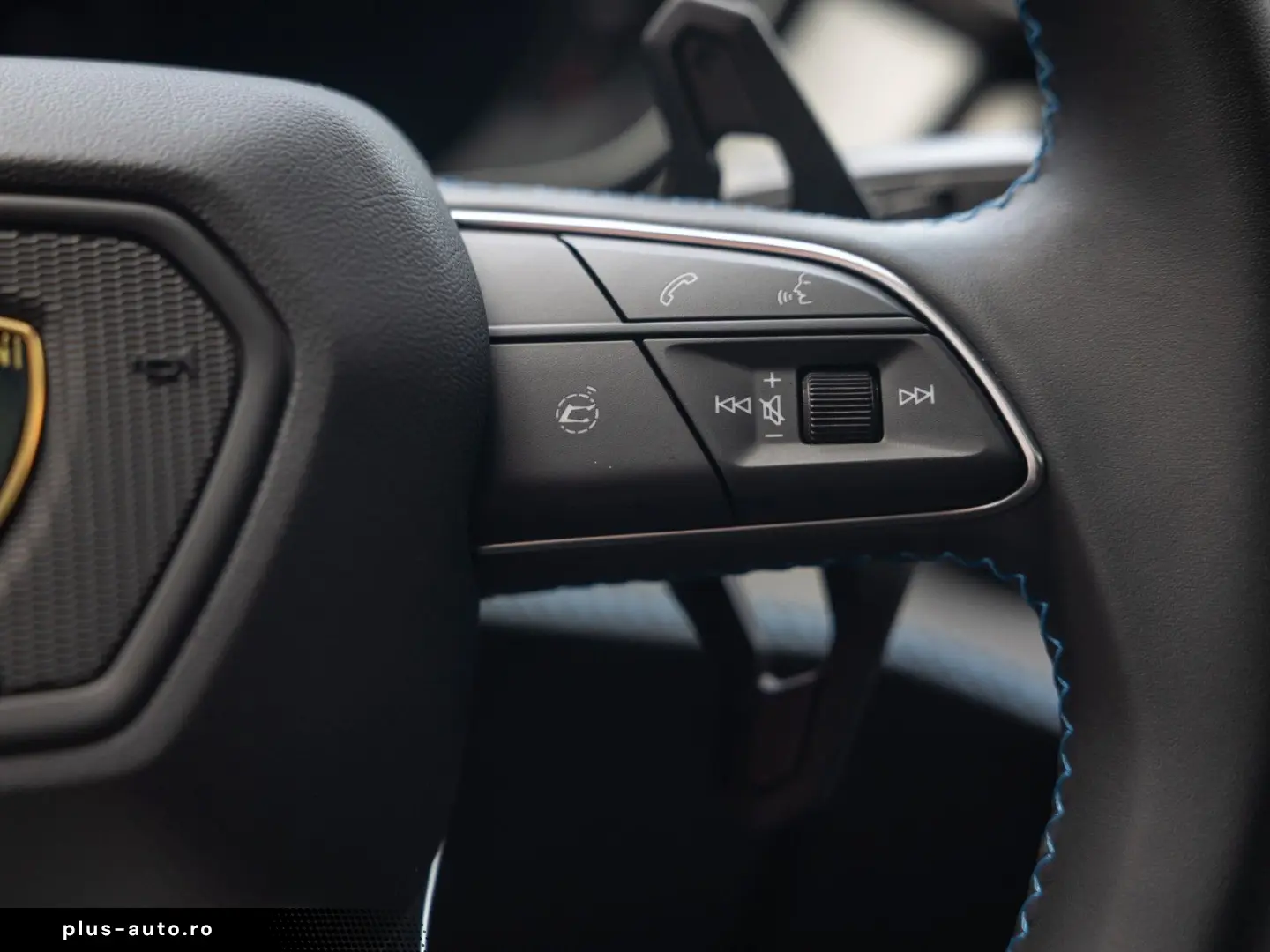 LAMBORGHINI Urus SE   Akrapovic   Carbon Interior