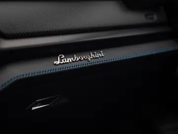 LAMBORGHINI Urus SE   Akrapovic   Carbon Interior