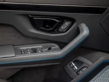 LAMBORGHINI Urus SE   Akrapovic   Carbon Interior