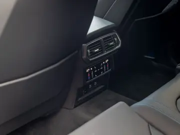 LAMBORGHINI Urus SE   Akrapovic   Carbon Interior