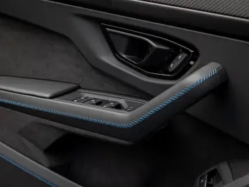 LAMBORGHINI Urus SE   Akrapovic   Carbon Interior