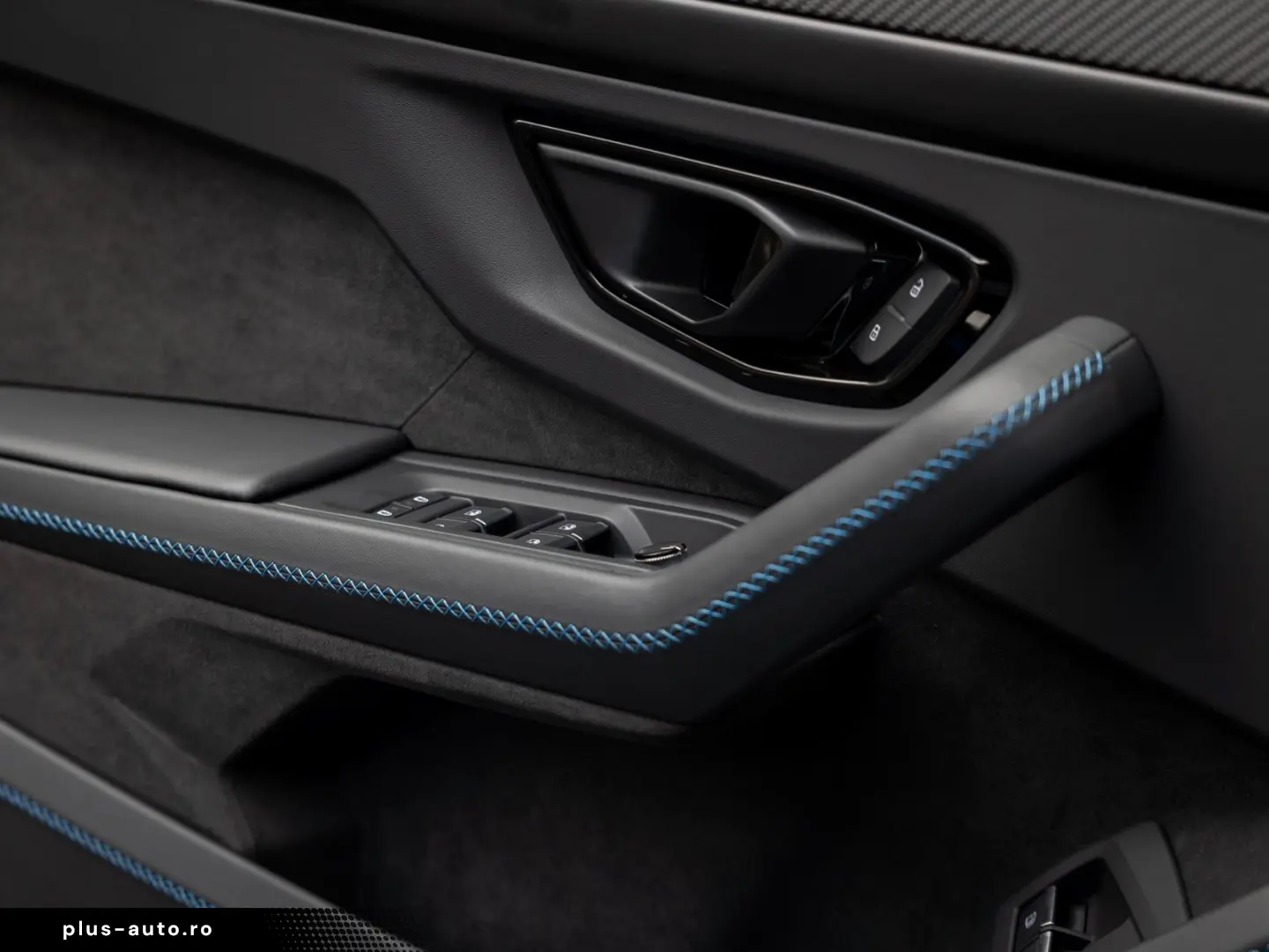 LAMBORGHINI Urus SE   Akrapovic   Carbon Interior