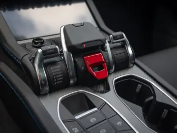 LAMBORGHINI Urus SE   Akrapovic   Carbon Interior