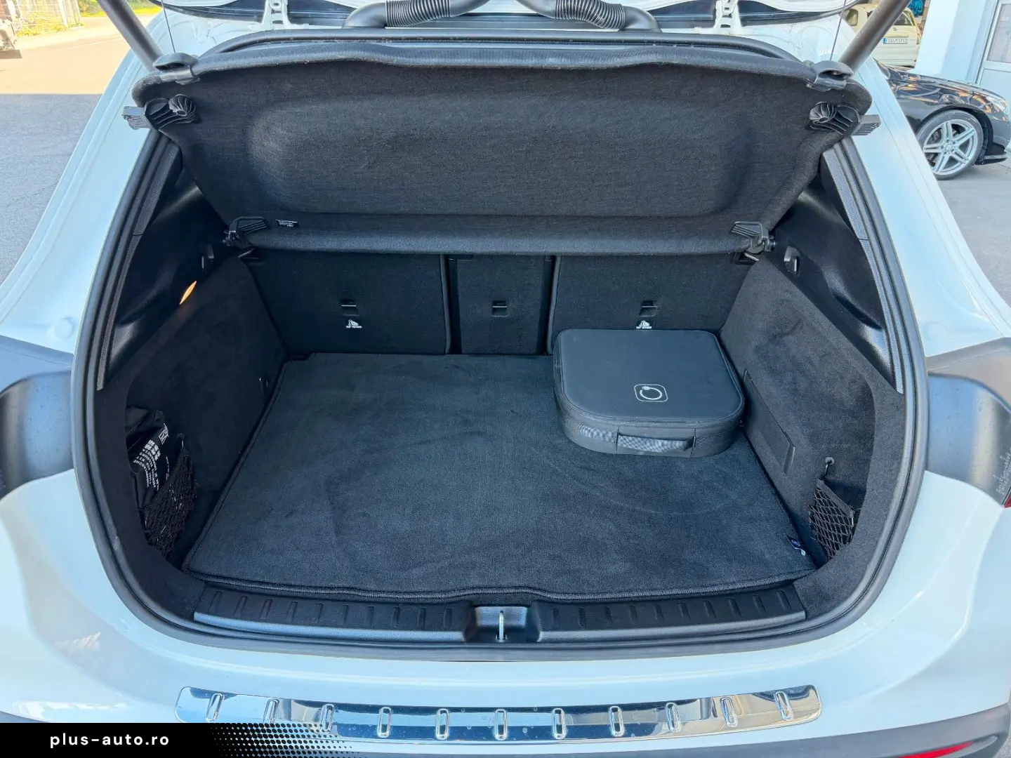 MERCEDES-BENZ EQA 300 4M Progressive