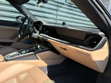 PORSCHE 911-992  Targa 4 GTS-LEDER SCHWARZ MOJAVEBEIGE!!