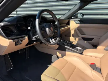 PORSCHE 911-992  Targa 4 GTS-LEDER SCHWARZ MOJAVEBEIGE!!