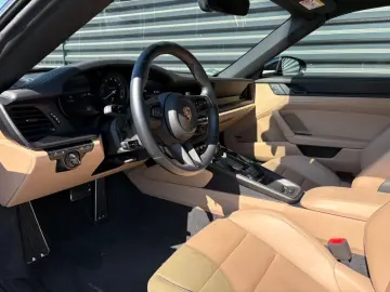 PORSCHE 911-992  Targa 4 GTS-LEDER SCHWARZ MOJAVEBEIGE!!