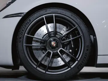 Porsche 992 911 Carrera 4 GTS Liftsystem BOSE