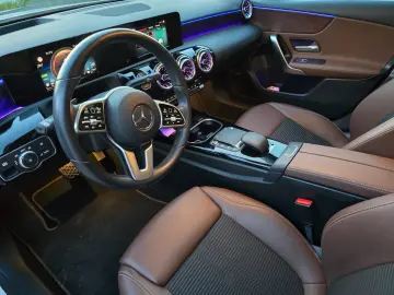MERCEDES-BENZ A 250 e Limousine Prog. Pano LED HUD K…