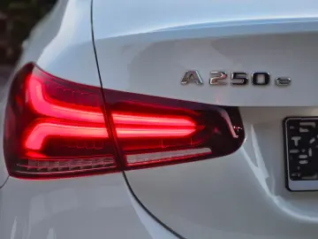 MERCEDES-BENZ A 250 e Limousine Prog. Pano LED HUD K…