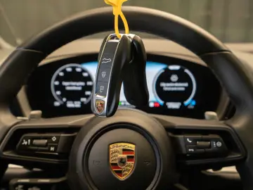 PORSCHE Coupe E-Hybrid SP-DESIGN PANO 22''…