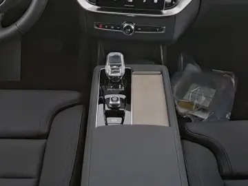 VOLVO XC90 FACELIFT Plus Dark Recharge Plug-In Hybrid